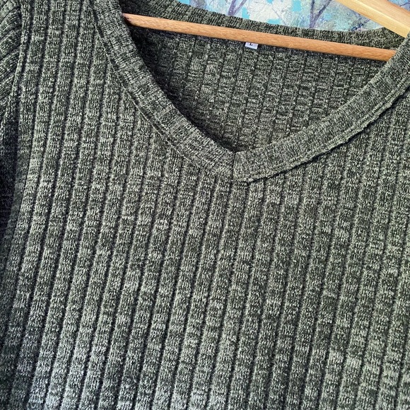 Ribbed V-Neck Lightweight Top - Picture 5 of 8